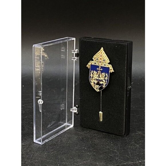 Symbol Arts Coat of Arms of the Roman Catholic Diocese of Baker OR Stickpin Pin - Picture 1 of 7